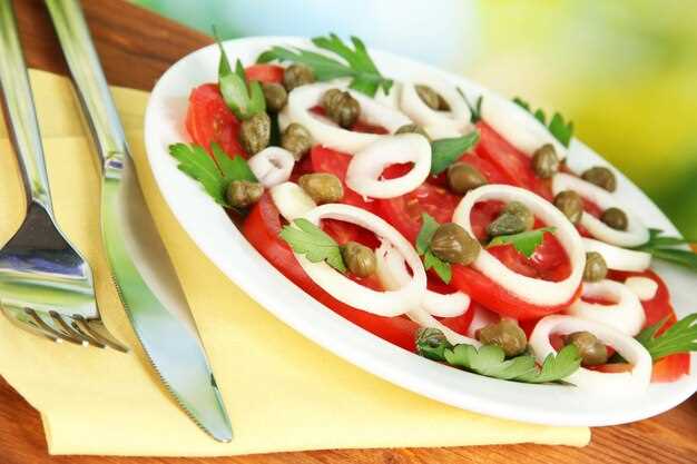 Пикантный салат с анчоусами и овощами