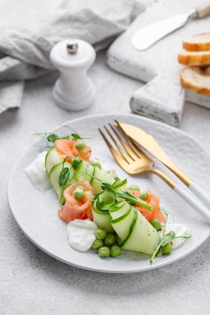 Использование подложки и посуды для аккуратных слоёв