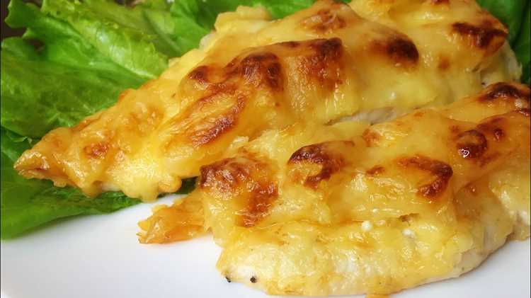Правильное сочетание слоёв: мясо, тропический фрукт и плавленый продукт в форме для приготовления