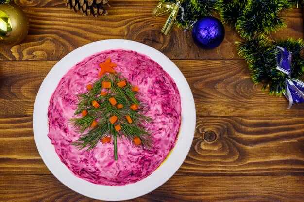 Свекольно-яичный салат с майонезом и твердым сыром