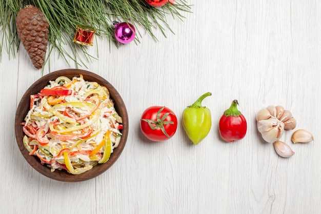 Салат с копчёными грибами, свежими огурцами и зеленью