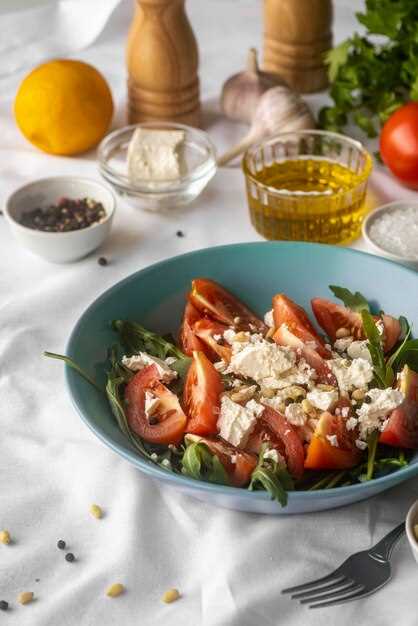 Нежный салат с копченой курицей, авокадо и орехами