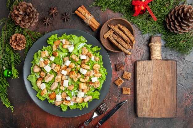 Пикантный салат с копченой курицей и острым соусом