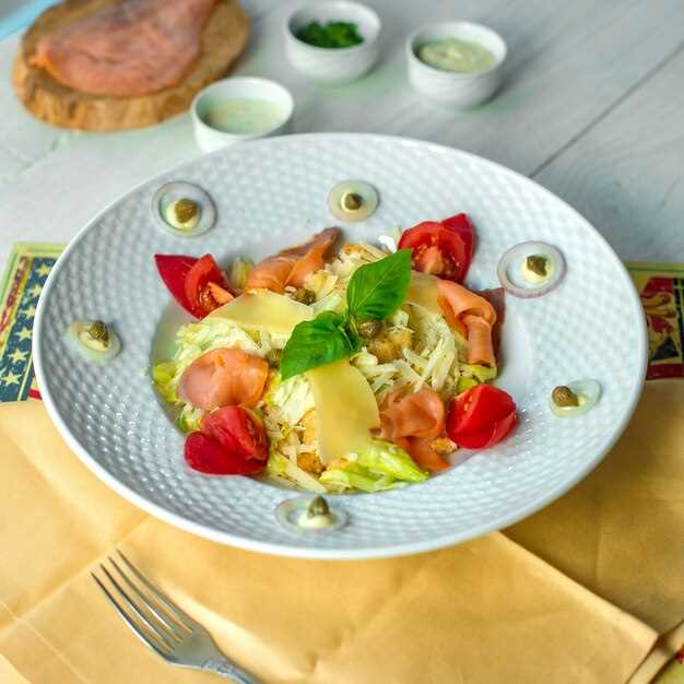 Легкий салат с копченой курой, яблоками и орехами