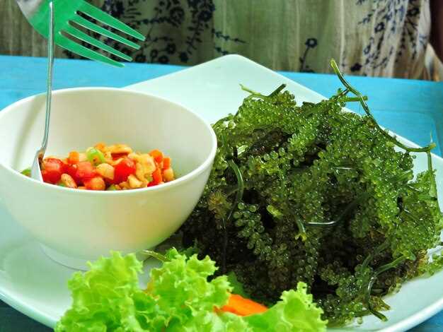 Пикантный салат с красным перцем и укропом