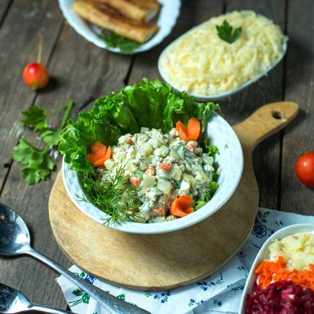 Салат с брокколи, виноградом и орехами