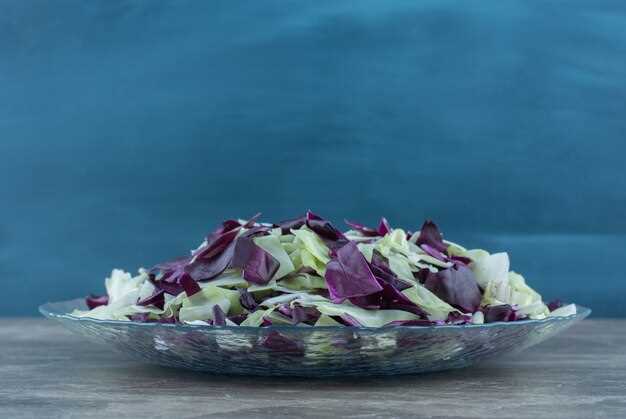 Витаминный салат с капустой, яблоками и орехами
