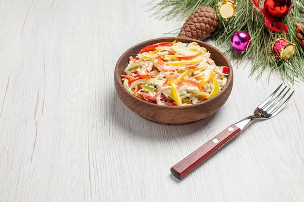 Пикантный салат с болгарским перцем и маслинами