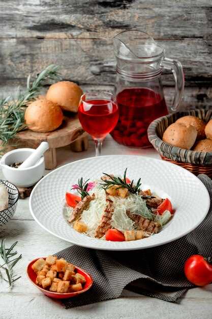 Пикантный красный овощной салат с орехами