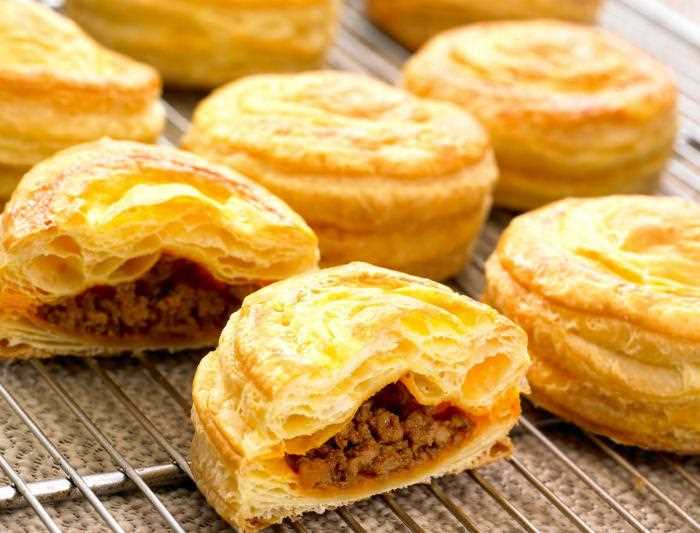 Приготовление сладких булочек с корицей из слоёного теста на опаре