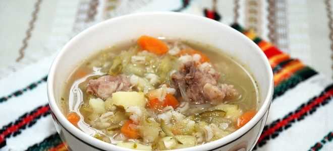 Приготовление классического супа с крупой ячменя, квашеными огурцами и мясом свиней